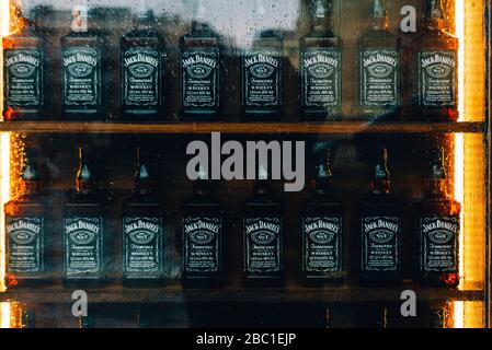 Ungarn, Budapest, 6. märz 2020 Standfoto mit vielen Jack Daniels Flaschen Stockfoto