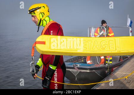 RETTUNGSÜBUNG FÜR EINE IN NOT GERATENE PERSON IN DER SEINE MIT DEM RETTUNGSROHR, FEUERWEHRLEUTE AUS DER EINSATZZENTRALE VON LES ANDELYS, SDIS27, EURE, FRANKREICH Stockfoto