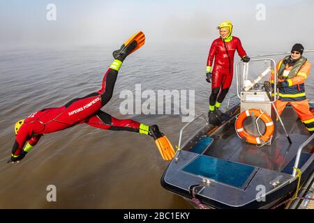 RETTUNGSÜBUNG FÜR EINE IN NOT GERATENE PERSON IN DER SEINE, FEUERWEHRLEUTE AUS DEM RETTUNGSDIENSTZENTRUM VON LES ANDELYS, SDIS27, EURE, FRANKREICH Stockfoto