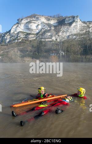 RETTUNGSÜBUNG FÜR EINE IN NOT GERATENE PERSON IN DER SEINE, FEUERWEHRLEUTE AUS DEM RETTUNGSDIENSTZENTRUM VON LES ANDELYS, SDIS27, EURE, FRANKREICH Stockfoto