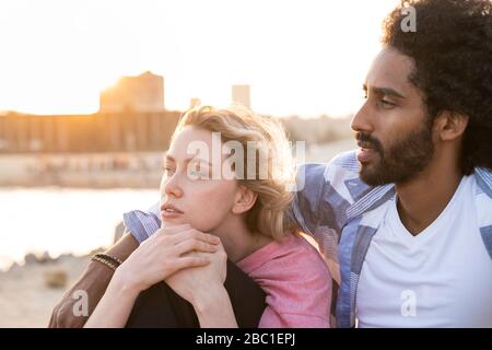 Porträt des jungen Paares im Freien bei Sonnenuntergang Stockfoto