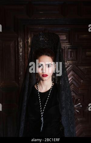 Schöne Frau in traditionellen Kostüm für la semana santa gemacht Stockfoto