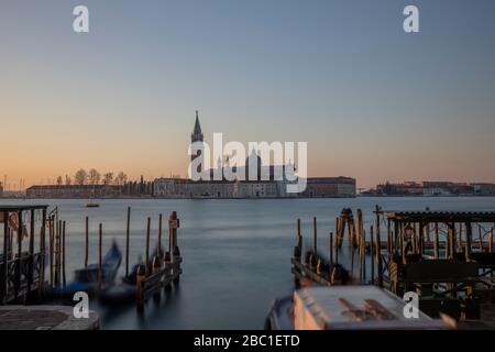 Italien, Venedig, klarer Himmel über San Giorgio Maggiore bei Dämmerung Stockfoto