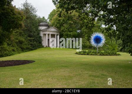 Saphire Star Sculpture Dale Chihuly bunt Bright Display Event Herbst 2019 Reflections on Nature at Kew Gardens, Richmond, London, TW9 3AE Stockfoto