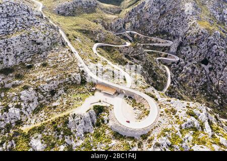 Serpentinenstraße MA-2141 mit Krawattenknoten Sa Moleta, Sa Calobra, Serra de Tramuntana, Drohnenaufnahme, Mallorca, Balearen, Spanien Stockfoto