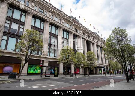 Eine menschenleere Oxford Street im Zentrum Londons während des Ausbruchs des Corona-Virus. Stockfoto