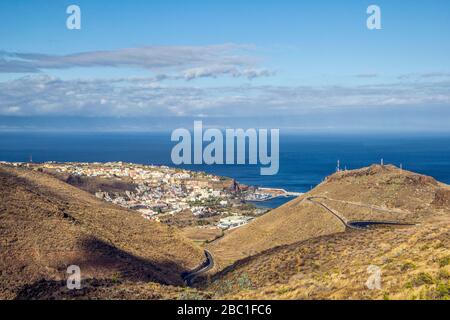 Blick auf San Sebastian de La Gomera, mit Teneriffa im Hintergrund, Kanarische Inseln, Spanien Stockfoto