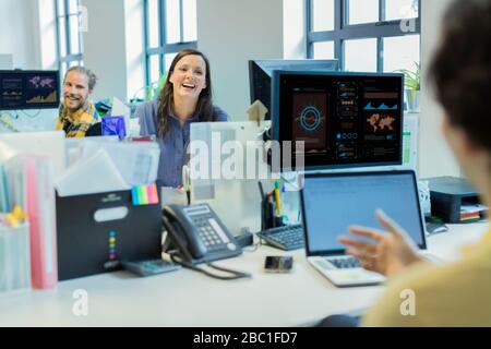 Lachend business Leute, die im Büro Stockfoto