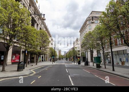 Eine menschenleere Oxford Street im Zentrum Londons während des Ausbruchs des Corona-Virus. Stockfoto