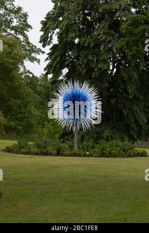 Saphire Star Sculpture Dale Chihuly bunt Bright Display Event Herbst 2019 Reflections on Nature at Kew Gardens, Richmond, London, TW9 3AE Stockfoto