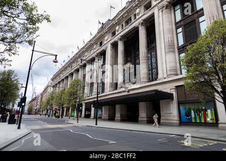 Eine menschenleere Oxford Street im Zentrum Londons während des Ausbruchs des Corona-Virus. Stockfoto