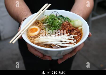 Japanische Ramen-Nudelsuppe mit Ei, Pilz, Schweinefleisch und Essstäbchen Stockfoto