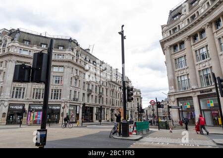 Ein menschenleerer Oxford Circus in Central London während des Ausbruchs des Corona-Virus. Stockfoto