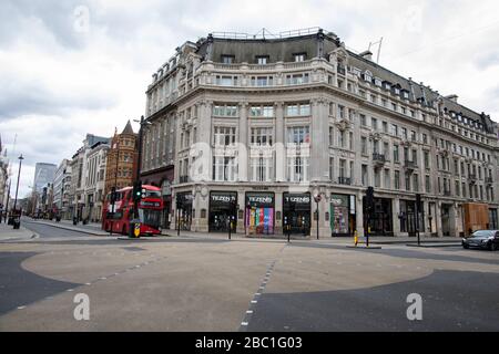 Ein menschenleerer Oxford Circus in Central London während des Ausbruchs des Corona-Virus. Stockfoto