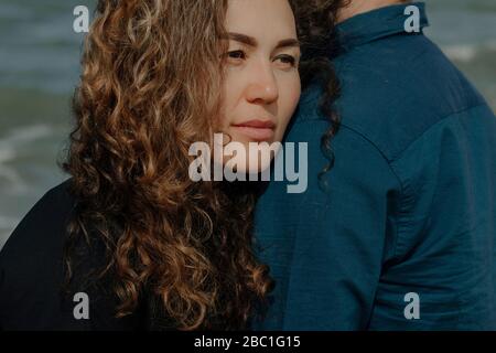 Porträt einer Frau, die sich auf die Schulter ihres Mannes lehnt Stockfoto