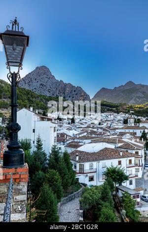 Abend in Grazalema in der Sierra de Grazalema, einer der berühmten weißen Städte Andalusiens, Spanien. Stockfoto