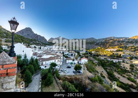 Abend in Grazalema in der Sierra de Grazalema, einer der berühmten weißen Städte Andalusiens, Spanien. Stockfoto