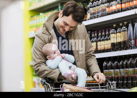 Vater mit Tochter im Supermarkt einkaufen Stockfoto