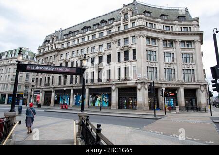 Ein menschenleerer Oxford Circus in Central London während des Ausbruchs des Corona-Virus. Stockfoto