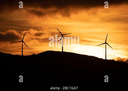 Spanien, Andalusien, Tarifa, Windräder auf dem Berg bei Sonnenaufgang Stockfoto