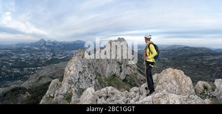 Bergsteigerin bei Bernia Ridge mit Blick auf die Küste Blanca, Alicante, Spanien Stockfoto