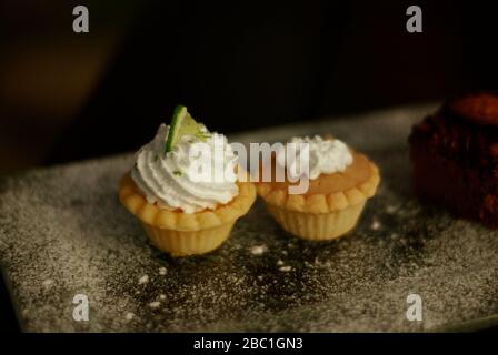 Nahaufnahme von zwei hausgemachten Kuchen mit einem köstlichen Look und einem großartigen Geschmack für Kaffee oder Tee. Genießen Sie das Essen für eine Feier. Stockfoto