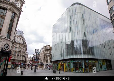 Ein menschenleerer Leicester Square im Zentrum Londons während des Ausbruchs des Corona-Virus. Stockfoto