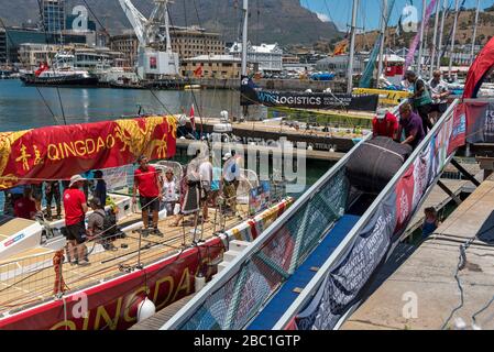 Kapstadt, Südafrika. 2019. Clipper rund um die weltweite Rennaktivität im Hafen von Kapstadt. Laden von Zubehör auf Qingdao vor dem Abflug des Ports. Stockfoto