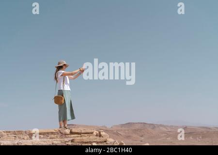 Junge Frau, die Fotos mit dem Smartphone macht, Ouarzazate, Marokko Stockfoto