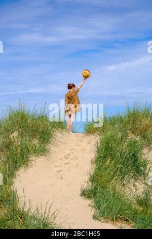 junge Frau mit Sonnenhut, in den Lünen am Sandstrand, Farhult, schonen, Skane, Skåne län, Südschweiden, Schweden, Stockfoto