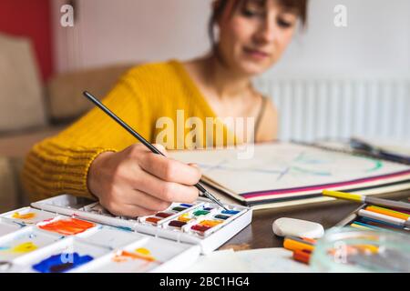 Hand der Frau Malerei mit Aquarellen Stockfoto