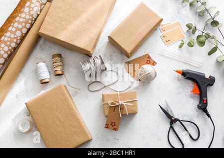 Verpackte Weihnachtsgeschenke Stockfoto