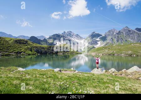 Schweiz, Kanton St. Gallen, Glarner Alpen, Frau auf dem Wangs-See Stockfoto