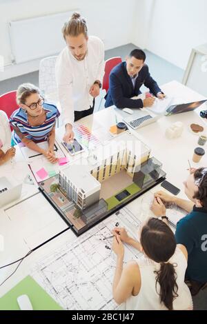 Männlicher Architekt leitet Konferenzraum-Meeting und erklärt Modell Stockfoto