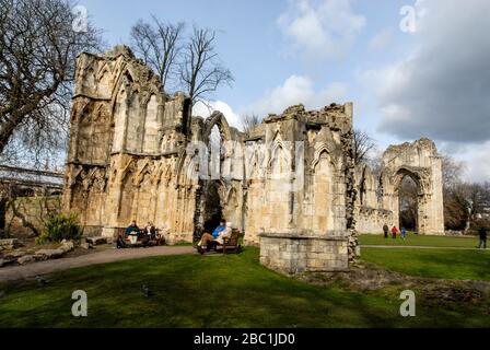 Die Ruine der St. Mary's Abbey befindet sich auf dem Gelände des Yorkshire Museum and Gardens, York, England. Die Abbey wurde 1088 von William 11 erbaut und war ein Benedi Stockfoto