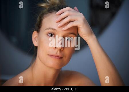 Porträt von attraktiven jungen Frau Stockfoto