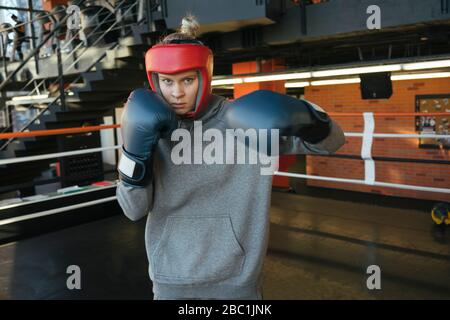 Porträt einer Boxerin im Ring Stockfoto