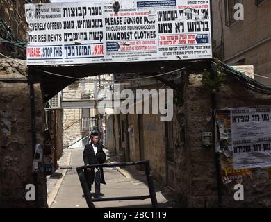 Jerusalem, Israel. April 2020. Ein ultraorthodoxe Jude läuft am Donnerstag, April, ohne eine Schutzmaske gegen das Coronavirus im Viertel Mea Shearim in Jerusalem. 2, 2020. Die Fälle von Coronavirus sind in den israelisch-ultra-orthodoxen Städten angesprungen, angesichts der wachsenden Bedenken eines großen Ausbruchs von COVID-19 in den Religionsgemeinschaften. Foto von Debbie Hill/UPI Credit: UPI/Alamy Live News Stockfoto