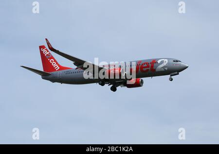 Ein Jet2.com Boeing 737-Verkehrsflugzeug, G-GDFY, Landung auf dem Flughafen Birmingham, England, Großbritannien. Stockfoto