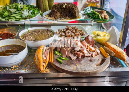 Vietnamesisches berühmtes Schweinesandwich - Banh Mi beim Straßennahrungsmittelanbieter Stockfoto