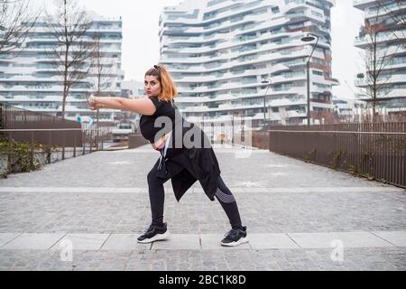 Plus size Sportliche junge Frau Training in der Stadt Stockfoto