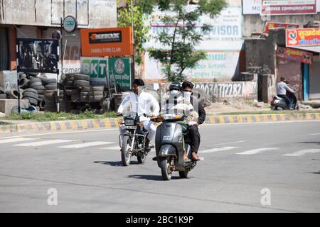 April 2020, Ambala, Haryana, Indien. Menschen sind unterwegs, während sie in Indien mit Maske einsperren und das Risiko für Corona-Viren erhöhen. Stockfoto