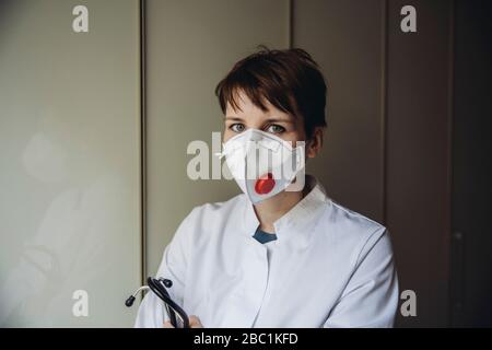 Porträt der Ärztin, mit Schutzmaske Stockfoto