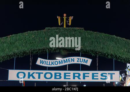 Deutschland, Bayern, München, Oktoberfest Begrüßungsschild über dem Eingang der Theresienwiese bei Nacht Stockfoto