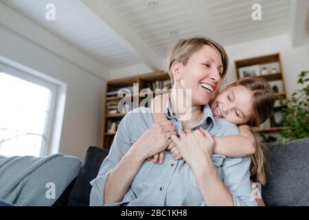 Porträt von glücklicher Mutter und kleine Tochter Spaß zusammen zu Hause Stockfoto