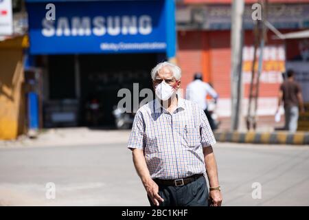 April 2020, Ambala, Haryana, Indien. Ein alter Mann im indischen Alter trug Maske und auf der Straße erhöhte das Risiko eines Corona-Virus Stockfoto