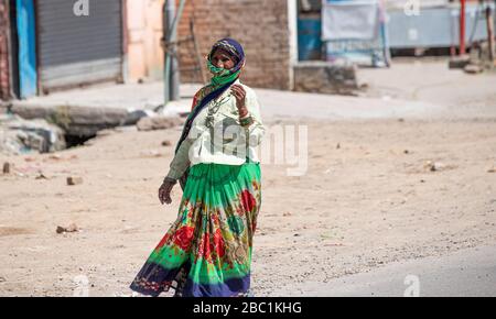 April 2020 Ambala Haryana, Indien. Indische arme alte Frauen haben auf der Straße auf der Suche nach Nahrung für die Familie während der Sperrung in der Stadt Gesicht mit Clothe bedeckt Stockfoto