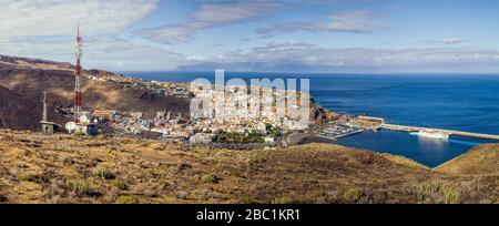 Blick auf San Sebastian de La Gomera, mit Teneriffa im Hintergrund, Kanarische Inseln, Spanien Stockfoto