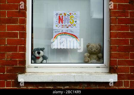 April 2020, Southborough, Kent, Großbritannien: Kinderzeichnung eines Regenbogens mit Danksagungen für NHS-Mitarbeiter im Fenster eines Hauses während der von der Regierung verhängten Quarantäne/Sperrung, um die Ausbreitung des Coronavirus zu verringern. Kinder im ganzen Land haben Zeichnungen von Regenbögen in Fenster gesetzt, um die Hoffnung zu verbreiten und die Menschen zu ermutigen, während der Pandemie fröhlich zu bleiben. Stockfoto