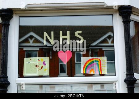 April 2020, Southborough, Kent, Großbritannien: Kinderzeichnung eines Regenbogens mit I Love You NHS-Botschaft für NHS-Mitarbeiter im Fenster eines Hauses während der von der Regierung verhängten Quarantäne/Sperrung, um die Ausbreitung des Coronavirus zu verringern. Kinder im ganzen Land haben Zeichnungen von Regenbögen in Fenster gesetzt, um die Hoffnung zu verbreiten und die Menschen zu ermutigen, während der Pandemie fröhlich zu bleiben. Stockfoto